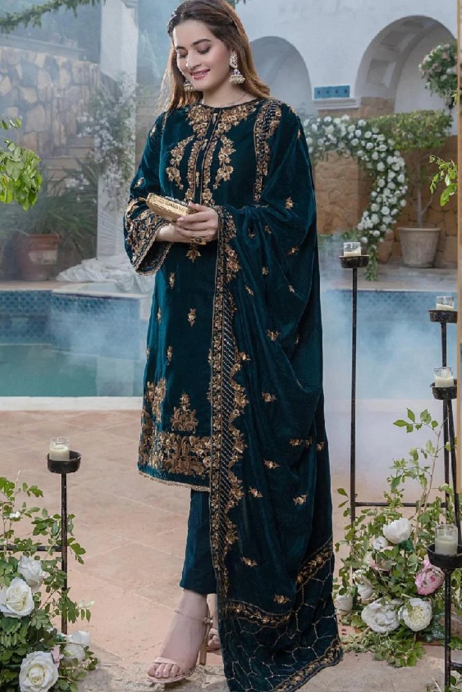ZN402 - WINTER Embroidered Velvet Three piece With Velvet Shawl Winter Collection - ZoniyaClothing