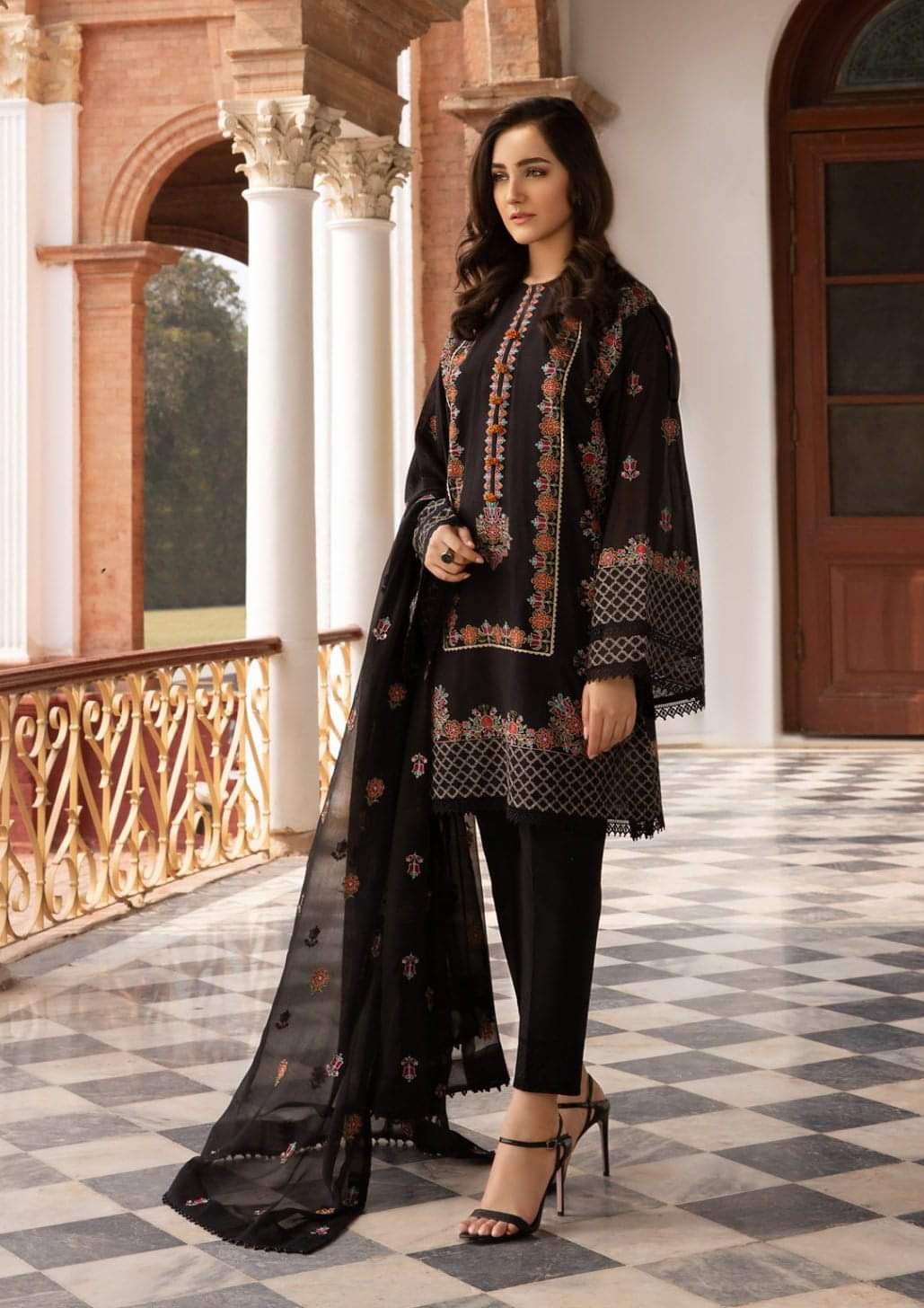 ZN020-BAREEZE 3PC LAWN EMBROIDERED DRESS WITH CHIFFON EMBROIDERED DUPATTA