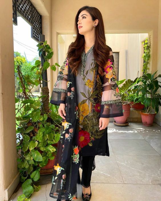 ZN113-3PC Lawn Printed suit with Chiffon Duppata